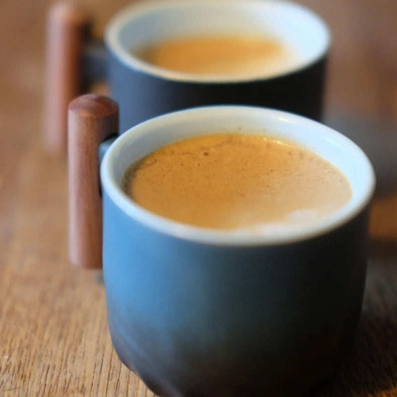 Caneca Café Espresso 70 ml em Cerâmica com Cabo de Madeira – Design Artesanal, Alta Qualidade