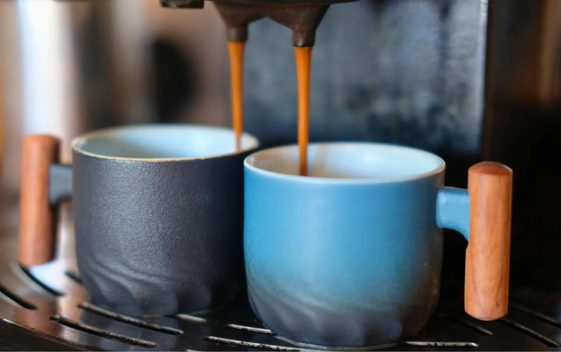Caneca Café Espresso 70 ml em Cerâmica com Cabo de Madeira – Design Artesanal, Alta Qualidade