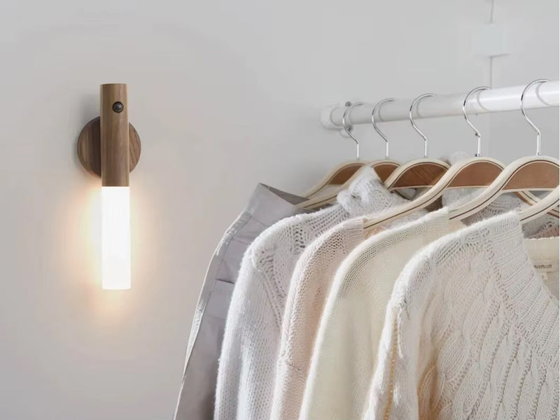 Luminária LED Magnética com Sensor de Movimento – Recarregável, Sem Fio, Ideal para Armário, Corredor e Escadas